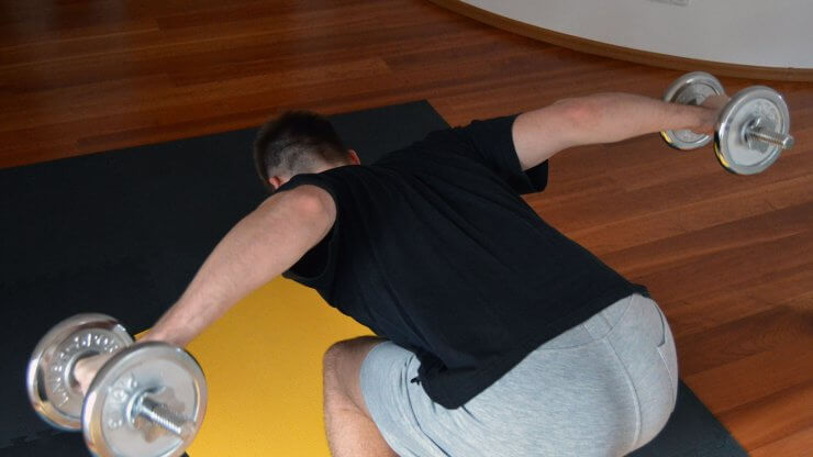 Upažování s jednoručkami v předklonu