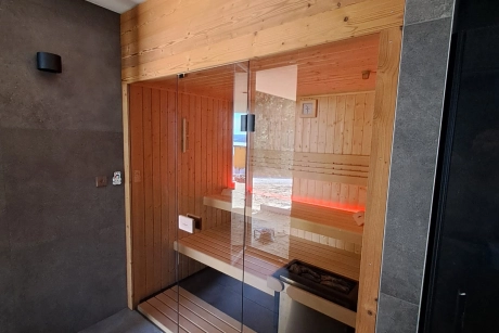 Sunujeme Kortizol vs. Teplo: Je pro vystresovaného manažera lepší finská sauna nebo infrasauna?