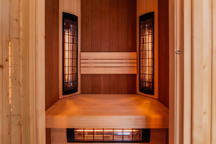 Sunujeme Kortizol vs. Teplo: Je pro vystresovaného manažera lepší finská sauna nebo infrasauna?